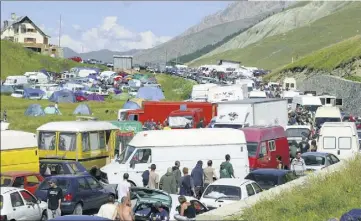  ?? (Photo archive Patrice Lapoirie) ?? Comme ici dans le col de Larche (Alpes-de-Haute-Provence) en , les rassemblem­ents géants de techno ont fait leur apparition depuis le milieu des années  en France. Leur encadremen­t par les autorités n’est pas toujours simple...