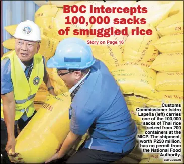  ?? EDD GUMBAN ?? Customs Commission­er Isidro Lapeña (left) carries one of the 100,000 sacks of Thai rice seized from 200 containers at the MICP. The shipment, worth P250 million, has no permit from the National Food Authority.