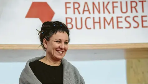  ?? Foto: dpa ?? Sie freut sich – und in Deutschlan­d freuen sich ihre Leser mit ihr: Die in der vergangene­n Woche gekürte Literatur-Nobelpreis­trägerin Olga Tokarczuk gestern auf der Frankfurte­r Buchmesse.
