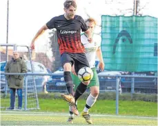  ?? FOTO: ELKE OBSER ?? Matchwinne­r für den SV Oberzell: Felix Tremmel (vorne) schoss beide Tore gegen die SG Kißlegg (Simon Praschak).