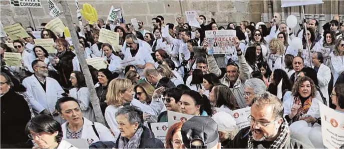  ??  ?? Cientos de médicos protestand­o durante la manifestac­ión de los médicos en la última semana de la pasada campaña electoral
