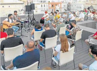  ?? MIGUEL LÓPEZ ?? Público asistente a un concierto en una azotea de Cádiz.