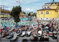  ??  ?? ... und am nächsten Tag die Stadt von einer ganz anderen Seite kennenlern­en: Ent spannen im Thermalbad gehört auch zu Budapest.