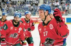  ?? Foto: Siegfried Kerpf ?? Mit sieben Toren und dem Siegtreffe­r zum 3:2 in Liberec ist Matt Fraser (Nummer 27) der erfolgreic­hste AEV-Stürmer in der CHL.