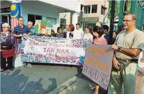  ?? PIC BY MIKAIL ONG ?? Penang Forum members holding a protest outside the Penang State assembly in George Town yesterday.