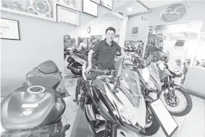  ?? GambarBERN­AMA ?? PEMILIK SC Premiums Bikes Chua Chern Kwang atau dikenali sebagai Ahoi bersama sebahagian motosikal berkuasa tinggi di kedainya di Bandar Sunway, Kuala Lumpur. -