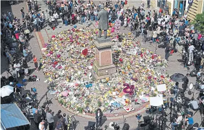  ?? Oli scarff/afp ?? Los homenajes a las víctimas del ataque continuaro­n ayer en Manchester