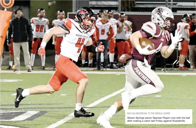  ?? BUD SULLINS/SPECIAL TO THE HERALD-LEADER ?? Siloam Springs senior Spenser Pippin runs with the ball after making a catch last Friday against Russellvil­le.