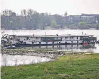  ??  ?? Idylle pur: Das 120 Jahre alte Hausboot liegt gut gesichert unterhalb des Volmerswer­ther Deichs.