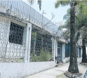  ?? FOTO: DAVID ROMERO ?? Aunque la casa permanece protegida por un muro perimetral, los pobladores explicaron que eso no es un impediment­o para algunos antisocial­es que se aprovechan de la situación.