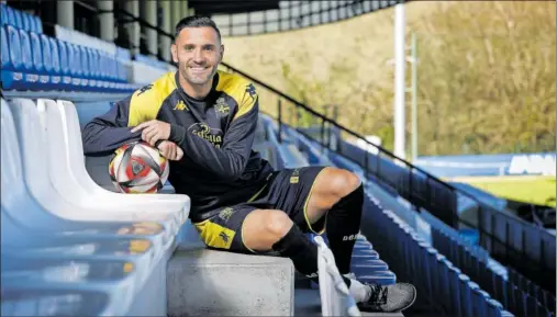  ?? ?? Lucas Pérez posa para AS en las gradas de la Ciudad Deportiva de Abegondo.