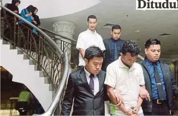  ??  ?? MOHD Azly (tengah) dibawa anggota SPRM untuk menghadapi pertuduhan.