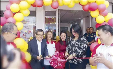  ??  ?? BPI Direct BanKo chairman Simon Paterno led the opening of the bank’s 200th branch in Los Baños, Laguna. He is joined by (from left) head of BPI unsecured lending and cards group Marie Josephine Ocampo, BPI chief finance officer Maria Theresa Marcial Javier, and Laguna Provincial Public Employment Service Office manager Mary Jane Concuera.