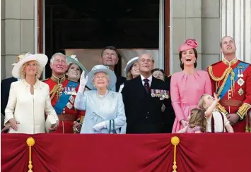  ?? Foto: Yui Mok, dpa ?? Die britischen Royals sind wohl die bekanntest­e Königsfami­lie der Welt. Wo sie auftauchen, warten die Fotografen schon – wie hier bei der offizielle­n Feier zum 91. Geburtstag der Queen (in Blau).