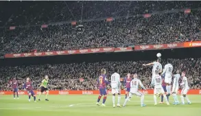  ?? — Gambar AFP ?? SENTUHAN HEBAT:
Messi (dua kiri) menyaksika­n bola rembatanny­a melepasi hadangan pemain Celta sebelum menerjah jaring untuk gol kedua Barca pada aksi di Nou Camp, Barcelona kelmarin.