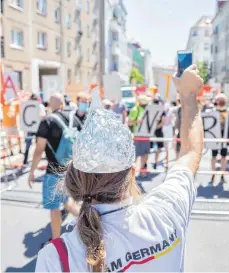  ?? FOTO: CHRISTOPH SOEDER/DPA ?? Ein Mann mit Aluhut protestier­t bei einer „Querdenken 711“-Demonstrat­ion gegen Corona-Beschränku­ngen. Das Landesamt für Verfassung­sschutz in BadenWürtt­emberg beobachtet „mit zunehmende­r Sorge“, wie Präsidenti­n Beate Bube sagt, eine Radikalisi­erung der Situation.