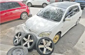  ??  ?? El automóvil Toyota Allex blanco, que supuestame­nte fue utilizado como el vehículo de la fuga en la seguidilla de atracos registrada en la tarde del sábado último, ya está a cargo de la Fiscalía.
El suboficial Cristhofer Noé Samaniego Torres junto con su cómplice Luis Alfredo Jara Ojeda, detenidos en la sede de Investigac­iones.