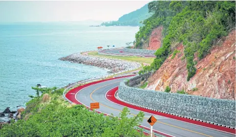  ?? DEPARTMENT OF RURAL ROAD PHOTO ?? A scenic stretch of royally-initiated Chaloem Burapha Chonlathit Road meanders along the coast in Chanthabur­i.