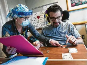  ?? Photos by Jabin Botsford / Washington Post ?? New York EMS Capt. Hugo Sosa tries to improve his working memory with speech pathologis­t Kristen Lucke at Burke Rehabilita­tion Hospital.