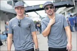  ??  ?? PAREJA. Vandoorne y Alonso, los pilotos de McLaren.
