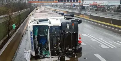  ??  ?? Der gekippte Lkw wurde zur Seite geschleppt, um die Straße für den Verkehr freigeben zu können