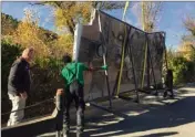  ??  ?? Les délicates étapes de l’installati­on sur le site du musée Terra Rossa, avant découverte de l’oeuvre par son géniteur Michel Carlin, hier matin.