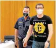  ?? FOTO: PATRIK STÄBLER ?? Einer der Angeklagte­n wird in den Gerichtssa­al in der JVA Stadelheim gebracht.
