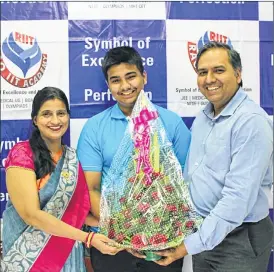  ??  ?? Vinay Kumar, MD and CEO, Rao IIT Academy (extreme right), felicitate­s JEE Advanced ranker Arjit Jain (centre), and his mother Kamal Jain (extreme left)