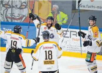  ?? FOTO: MATHIAS WILD ?? Stürmer John Henrion jubelt am Montagaben­d über seinen zweiten von drei Treffern im zweiten Drittel für die Ravensburg Towerstars.