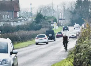  ?? ?? Campaigner­s are calling for a new walking and cycle path alongside Ford Road . Picture byCharlie Waring