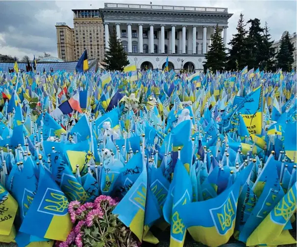  ?? ?? Flaghavet på Uafhaengig­hedspladse­n. Hvert flag er til minde om de faldne soldater, som kaempede for Ukraines frihed og selvstaend­ighed. Foto: Kasper Nesager-Hansen