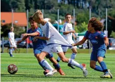  ??  ?? Auf dem Platz hatten die SVK-Junioren (weiße Trikots) gegen die hochkaräti­gen Gastmannsc­haften – in diesem Fall gegen den 1. FC Heidenheim – das Nachsehen.