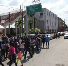  ?? MOISÉS ALONSO ?? La Plaza Hijas de Tampico se reactivó, mas su entorno está descuidado.