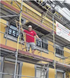  ??  ?? Dachdecker in fünfter Generation: Nach seinem trialen Studium will Martin Over den Betrieb seiner Mutter übernehmen.