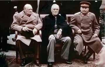  ??  ?? CONFERENCI­A DE YALTA.
Se celebró en el Palacio de Livadia, en Yalta (Crimea), del 4 al 11 de febrero de 1945. En ella los líderes de las potencias aliadas –de izquierda a derecha, Winston Churchill, Franklin D. Roosevelt y Iósif Stalin– acordaron el...
