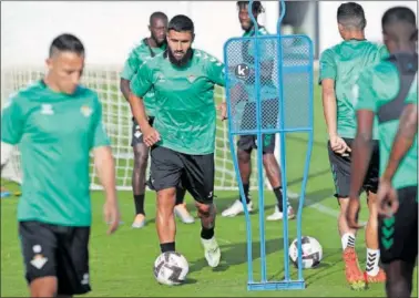  ?? ?? Fekir, durante el entrenamie­nto del Betis de este viernes.