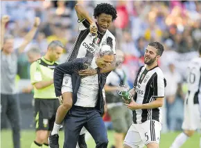  ??  ?? Juan Guillermo Cuadrado baña de espuma al entrenador Massimilia­no Allegri.