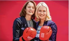  ?? Foto: Kappeler, dpa ?? SPD Familienmi­nisterin Katarina Barley mit Vorgängeri­n Manuela Schwesig bei der Amtsüberga­be: Längst nicht alle Vereinbaru­ngen umgesetzt.