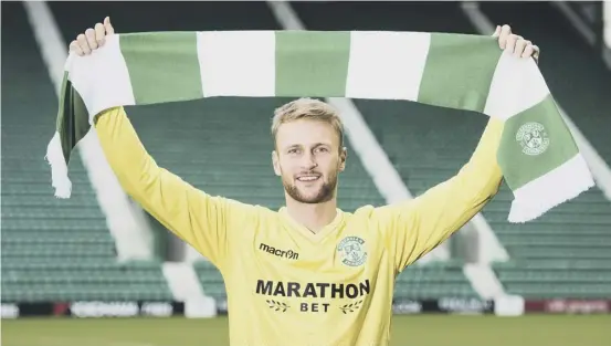  ??  ?? Scott Bain was paraded at Easter Road yesterday after moving to Hibs from Premiershi­p rivals Dundee on a loan deal until the end of the season.