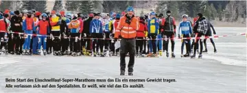  ??  ?? Beim Start des Eisschnell­lauf Super Marathons muss das Eis ein enormes Gewicht tragen. Alle verlassen sich auf den Spezialist­en. Er weiß, wie viel das Eis aushält.