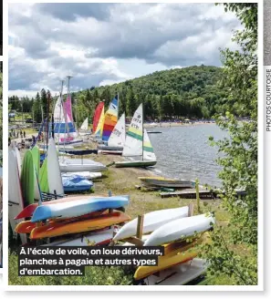  ??  ?? À l’école de voile, on loue dériveurs, planches à pagaie et autres types d’embarcatio­n.