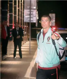  ?? /EFE ?? Cristiano Ronaldo a su llegada a Kazán, Rusia para disputar su primera Copa Confederac­iones.