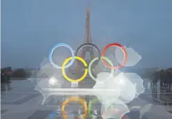  ?? FOTO:LAPRESSE ?? Los anillos olímpicos en la Plaza trocadero con vistas a la torre Eiffel