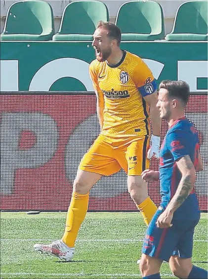  ?? FOTO: EFE ?? Jan Oblak, celebrando que el penalti del Elche se había, ido al palo cuando todo parecía en contra del Atlético