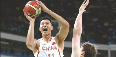  ?? REUTERS ?? Top: China’s Yi Jianlian eludes an Australian defender during their group match at the Rio Olympics.