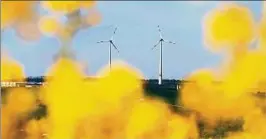  ??  ?? Windanlage­n gehören mittlerwei­le zum Landschaft­sbild. Die Aufnahme entstand auf der Wachstedte­r Höhe aus Richtung Dingelstäd­t. Foto: Eichsfeldw­erke Gmbh