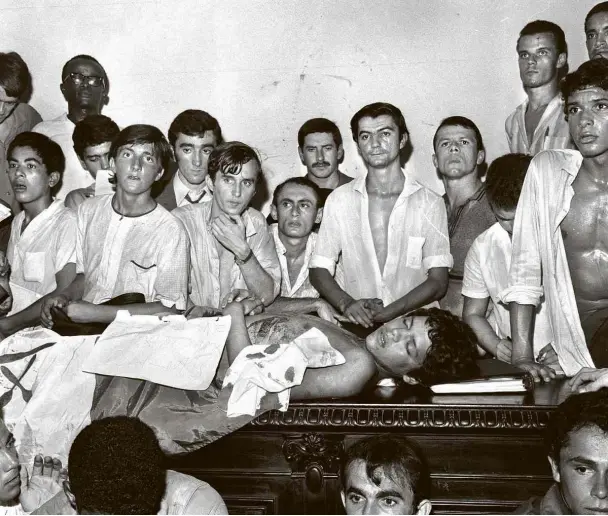  ?? 28.mar.1968/Agência O Globo ?? Estudantes velam, na Assembleia da Guanabara, corpo do paraense Edson Luiz de Lima Souto, 18, morto com tiro no peito pela PM do estado; Planalto buscou distância do episódio