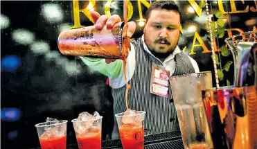  ?? CÉSAR BOLÍVAR ?? Bartender conocido como ‘El alquimista’ prepara un daiquirí de fresa en Expodrinks 2018.