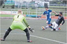  ?? FOTO: MATTHIAS JANSEN ?? Voller Einsatz: Trotz des 0:2-Rückstande­s beim SV Spaichinge­n (blaue Trikots) ließ sich die SG Durchhause­n/Gunningen nicht hängen und kam noch zu einem 2:2-Unentschie­den.