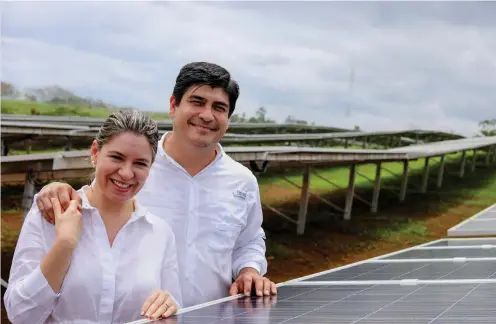  ??  ?? Carlos Alvarado y la primera dama, la arquitecta Claudia Dobles, lideran el Plan Nacional de Descarboni­zación de Costa Rica. En la imagen aparecen en el Parque Solar Cooperativ­o, inaugurado en marzo de 2019, que aporta electricid­ad producida a través de energías renovables a 5.000 familias de Pocosol de San Carlos, en la Zona Norte del país.